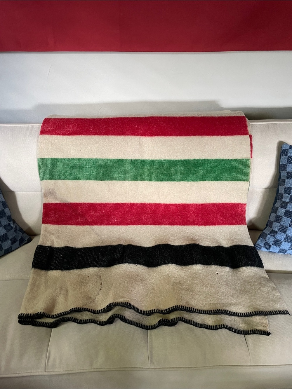 Vintage Woolrich Cream Throw with Red, Green & Black Stripes - Picture 3 of 5